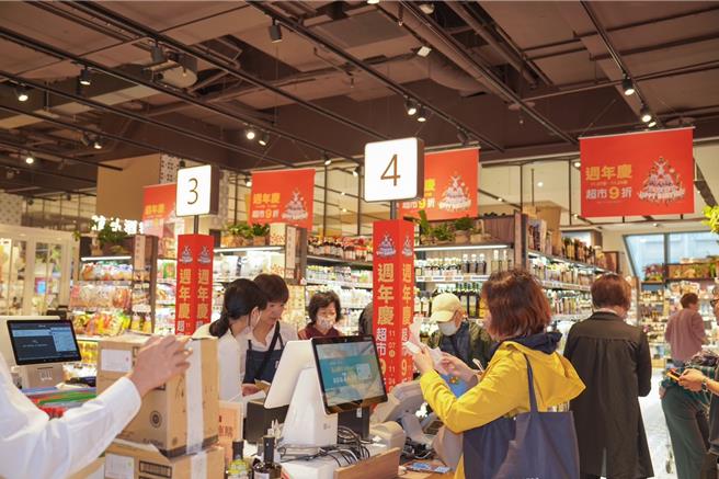 新光三越DIAMOND TOWERS周年慶首日超市湧入人潮。（新光三越提供）