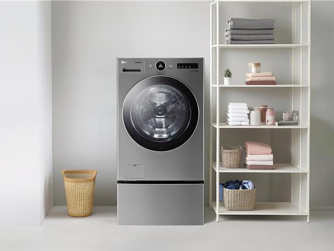 新光三越新品LG TWINWash雙能洗洗衣機（蒸洗脫烘）15公斤，推薦價5萬4890元。（新光三越提供）