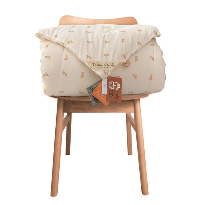 新光三越台南新天地獨家Tonia Nicole極暖防螨抗菌100％羊毛被，特價2500元，原價9360元（26折）。（新光三越提供）