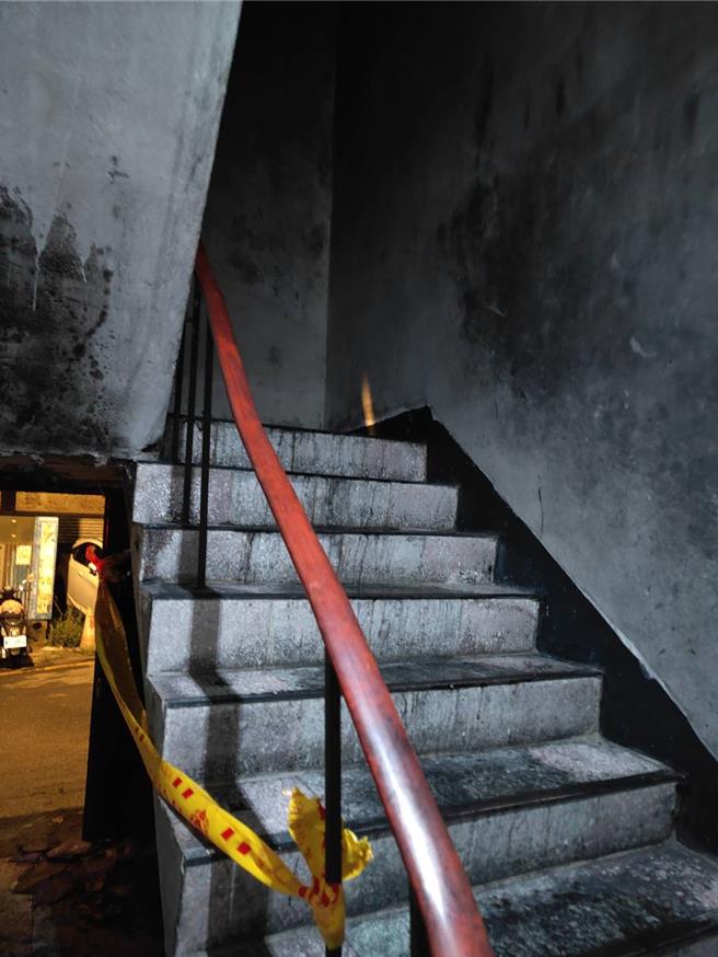 有民眾在网路发文写下，自己住在桃园市平镇区延平一段路上，5日晚间11时许，疑似遭人在的公寓唯一的出入口放火，过去因该邻居在家中常骚扰邻居、捶打瓦斯桶等行为，邻居早已心生恐惧。（警方提供／廖姮玥桃园传真）