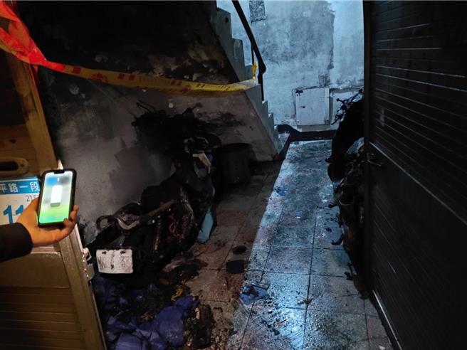 有民眾在网路发文写下，自己住在桃园市平镇区延平一段路上，5日晚间11时许，疑似遭人在的公寓唯一的出入口放火，过去因该邻居在家中常骚扰邻居、捶打瓦斯桶等行为，邻居早已心生恐惧。（警方提供／廖姮玥桃园传真）