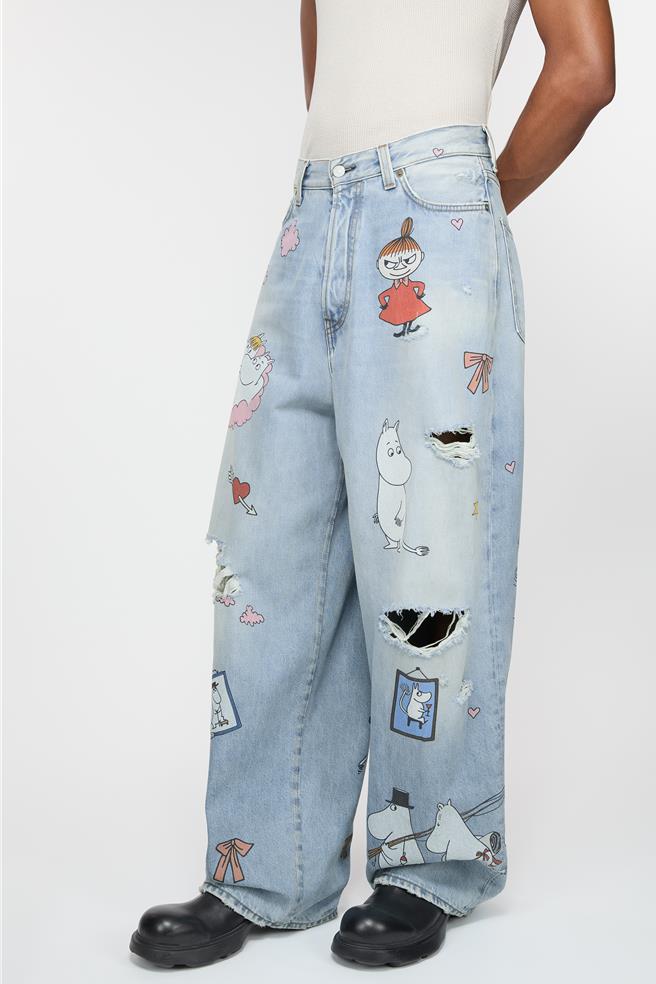 Acne Studios與嚕嚕米的合作，褲子上都補丁都可見到可愛童趣的patch。（Acne Studios提供／黃唯淯台北傳真）