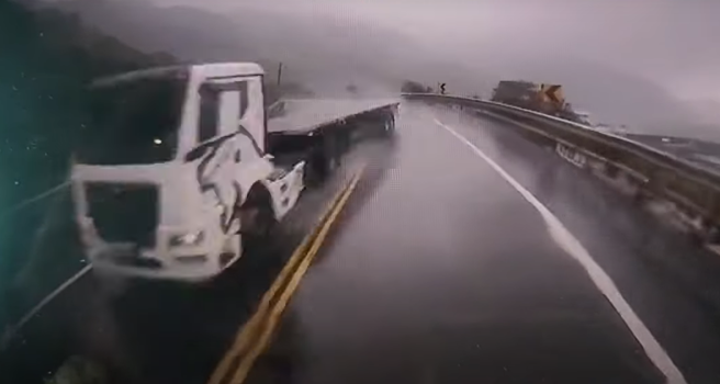 日前有砂石车驾驶开在路上，疑天雨路滑，对象1辆板车竟然「大甩尾」，他闪避不及车头遭迎面撞烂。（图／翻摄自WoWtchout - 地图型行车影像分享平台）