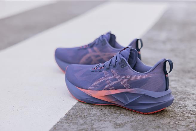 ASICS NOVABLAST 5 魅力紫，4580元。（ASICS提供／朱世凯台北传真）