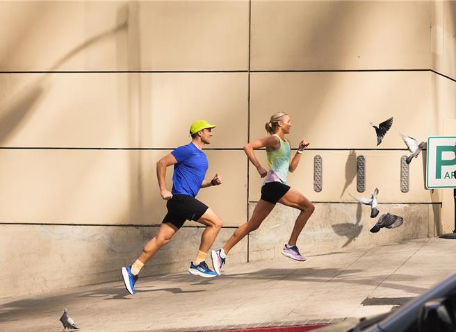 HOKA Skyflow标榜舒适回弹，5280元。（HOKA提供／朱世凯台北传真）