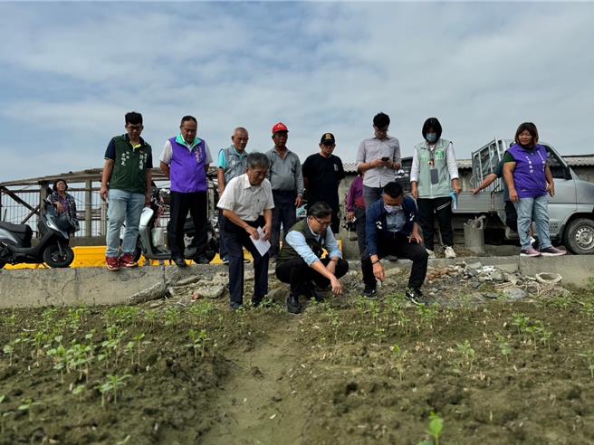 屏南立委徐富癸7日到萬丹、新園紅豆田勘災，承諾農民會督促農業部從速、從優、從簡公告紅豆救助，此外也會建議農糧署開辦「綠鬣蜥防治資材補助相關專案計畫」。（徐富癸團隊提供／謝佳潾屏東傳真）