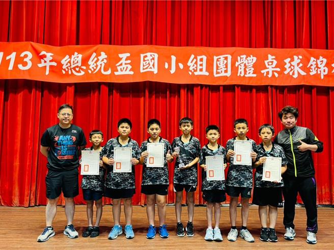 彰化縣大竹國小桌球隊在113年總統盃國小組桌球錦標賽中，勇奪高年級男生組全國亞軍。（彰縣府提供／葉靜美彰化傳真）
