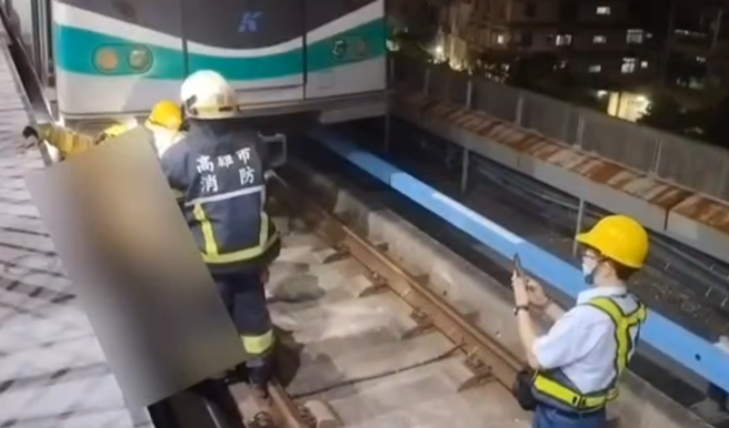 高雄桥头捷运站7日傍晚5时许传出民眾坠落轨道，疑似遭列车撞击。目前这名女子还在救护中，将在救起后送医急救。（翻摄画面／林瑞益高雄传真）