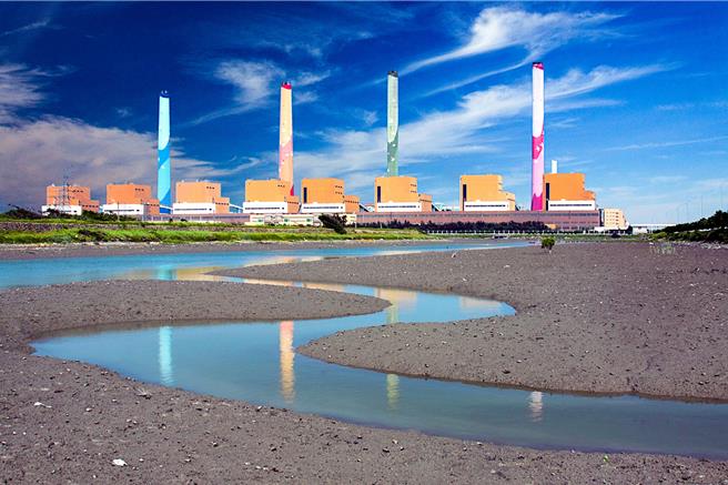 行政院长卓荣泰明天将视察台中火力电厂，宣布无煤化时程提早到2034年。(台电提供)