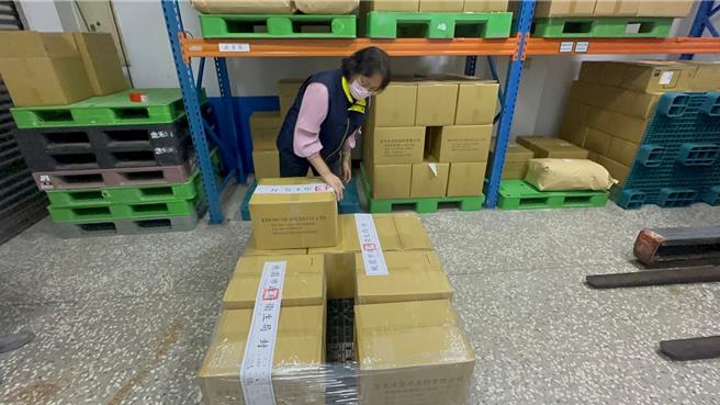 桃園衛生局6日接獲台北市衛生局通知好之味國際貿易有限公司輸入之薑黃粉檢出蘇丹紅1號，該批薑黃粉500公斤售給桃園市金禾味食品香料有限公司，衛生局已至該廠稽查，並對市售的辛香料產品進行擴大檢驗，保障市民食品安全。（桃園市衛生局提供）