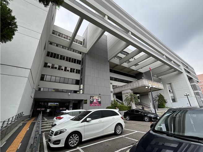 台中1名66岁黄姓男子2003年在南投公开宴客迎娶陈姓妻子，虽有公开仪式却始终于有办户政登记，2015年又与不知情的林姓女子办结婚登记，遭台中地院依重婚罪判处2月徒刑。（冯惠宜摄）