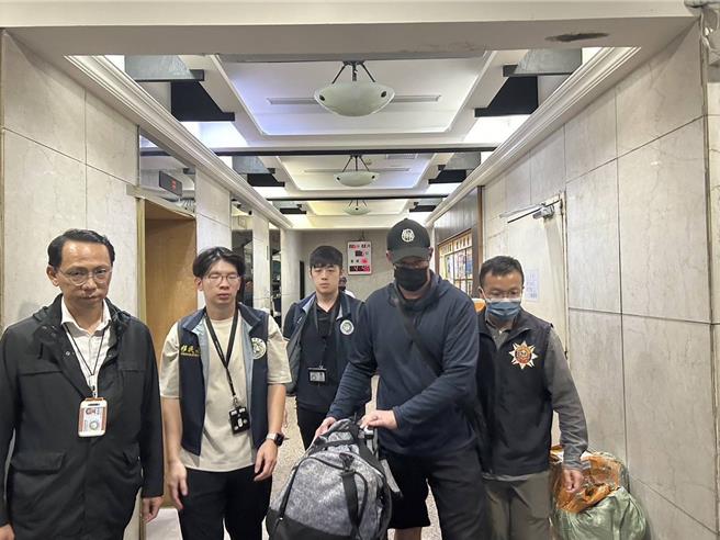 移民署10月11日接獲美國在台協會發布的公文示警，指出美國公民Levi Forrest Wallace10月2日凌晨入境台灣。桃園市專勤隊表示，目前他在桃園市專勤隊，等待通譯做後續詢問，以了解在台狀況。（翻攝照片）