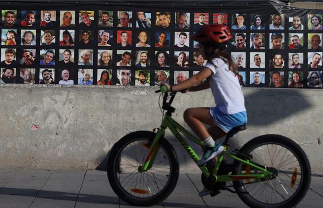 以色列特拉维夫一名儿童骑车路过斜坡。（图／路透社）