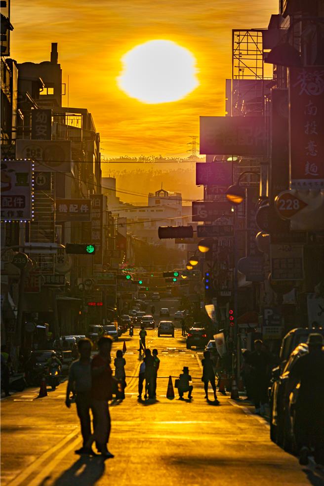 南投市民族路7日下午4时42分起悬日现踪，八卦山峦边夕阳，将街道染成金黄。（南投县政府提供／杨静茹南投传真）