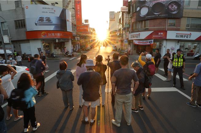南投市公所7日到9日下午4时至5时半将民族路封街，让民眾尽情地拍摄并欣赏秋冬限定梦幻悬日美景。（南投市公所提供／杨静茹南投传真）