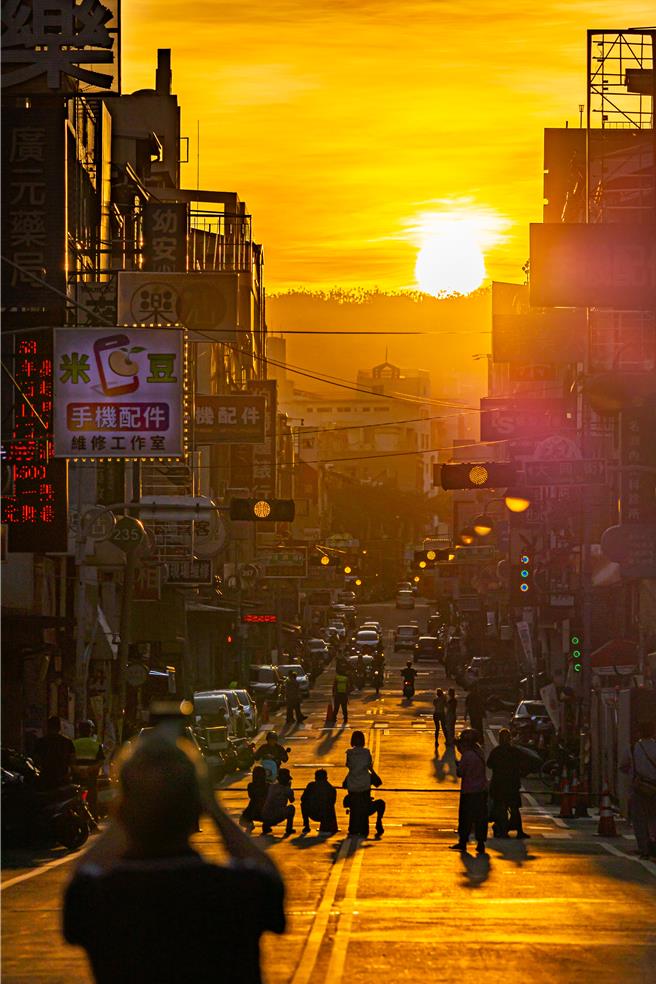 每年秋冬傍晚，南投市民族路上演曼哈顿悬日奇景，吸引大批民眾驻足。（南投市公所提供／杨静茹南投传真）