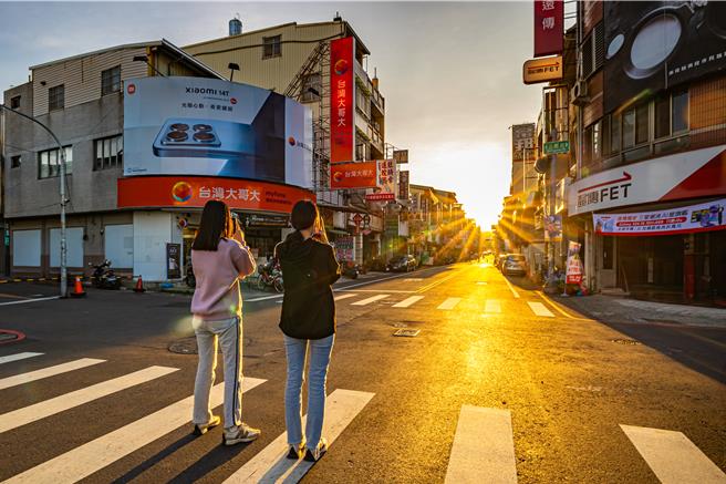 南投悬日7日下午4时42分现踪，游客直呼「魔幻时刻仅短短20分钟，让人意犹未尽」。（南投市公所提供／杨静茹南投传真）