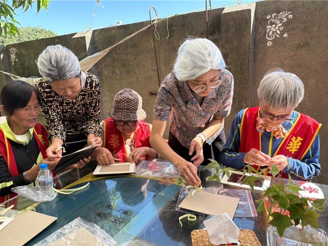 華山基金會於7日指出，活動開場，各個服務站站長們畫上皺紋、頭頂白髮，穿上復古衣物，與長輩互動，變身獨老阿嬤的一日閨密。（華山基金會提供／張妍溱台中傳真）