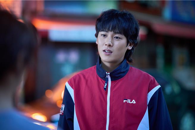 李政河飾演暗戀李惠利長達10年之久的純情足球少年。（華映提供）