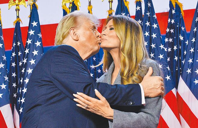 美国总统当选人川普在宣布胜选后，开心地亲吻妻子梅兰妮亚，称她为「第一夫人」，并称讚梅兰妮亚的回忆录是「全国畅销书第一名」。（路透）