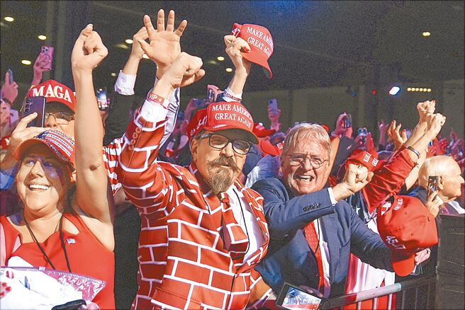 《纽约时报》分析指出，川普主张驱逐非法移民，在这次大选赢得许多非裔和西语裔选民的支持。图为川普的支持者在佛罗里达州西棕榈滩参加选举守夜派对。（美联社）