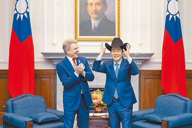 川普當選美國總統，賴清德總統6日表達祝賀，強調台美夥伴關係建立在共享的價值與利益之上。圖為今年5月賴總統（右）就職後，在府內接見美國聯邦跨黨派議員慶賀團，並試戴受贈的牛仔帽。（總統府提供）