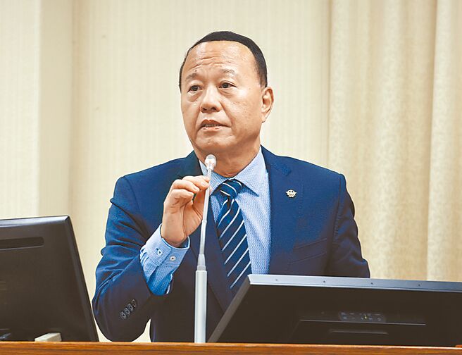 川普競選時曾要台灣增加國防費用，國防部副部長柏鴻輝6日在立法院表示，國軍買的一定是防衛所需，不會接受硬塞的武器裝備。（姚志平攝）