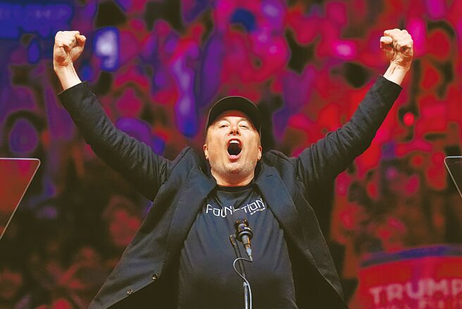 川普在当选演说中大讚马斯克是「一颗新星」与「超级天才」。图为马斯克在川普造势场合助讲。（美联社）