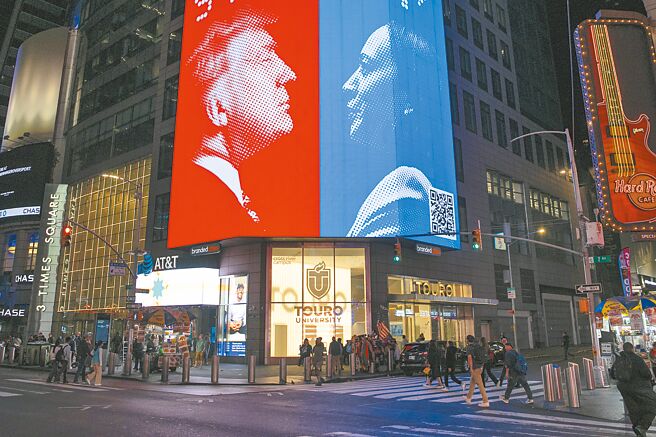 美国前助理防长、国际关系学者奈伊认为，中国有着强大实力，但综观整体权力平衡，美国仍具备5项长期优势。图为美国纽约时报广场大银幕显示着总统竞选内容。（中新社）