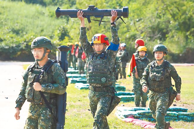 陆军1年期义务役基地战力鑑测6日进行红隼反装甲火箭弹实弹射击，其中一枚弹药未发火、无法击发，鑑测官高举过头抬离靶场。（杜宜谙摄）