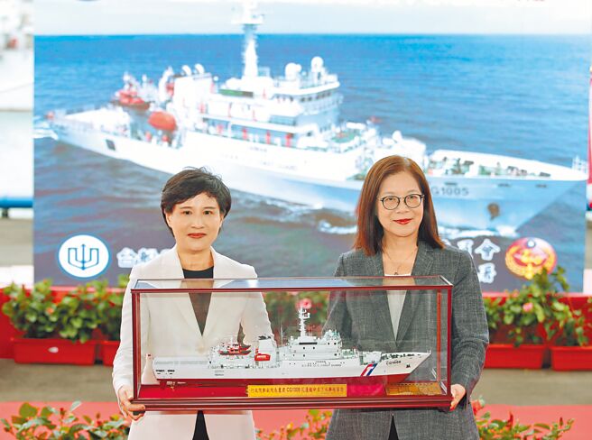 行政院副院長鄭麗君（左）6日赴基隆出席「1000噸級巡防艦連江艦交船暨第4艘CG1006命名下水」聯合典禮，親自為CG1006頌詞祝福後正式命名為「花蓮艦」，海委會主委管碧玲（右）將船模贈予鄭麗君。（黃世麒攝）