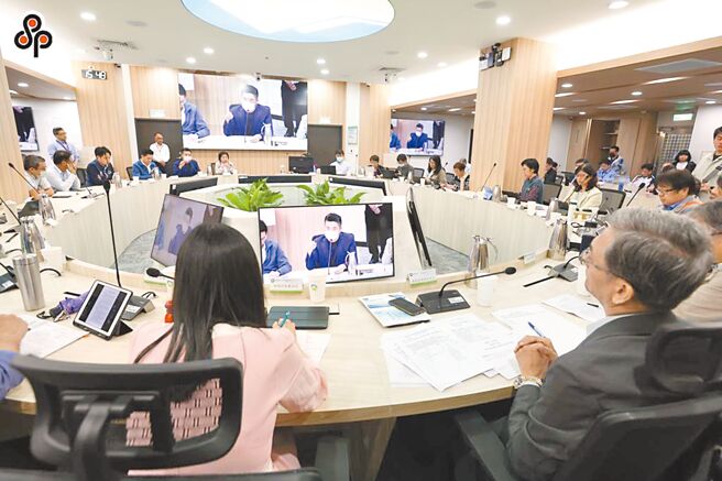 依现行环评法施行细则规定，涉及保护区等敏感区位的观光旅馆由环境部环评大会审查，其余的给地方处理。图为环境部环评大会。（本报资料照片）