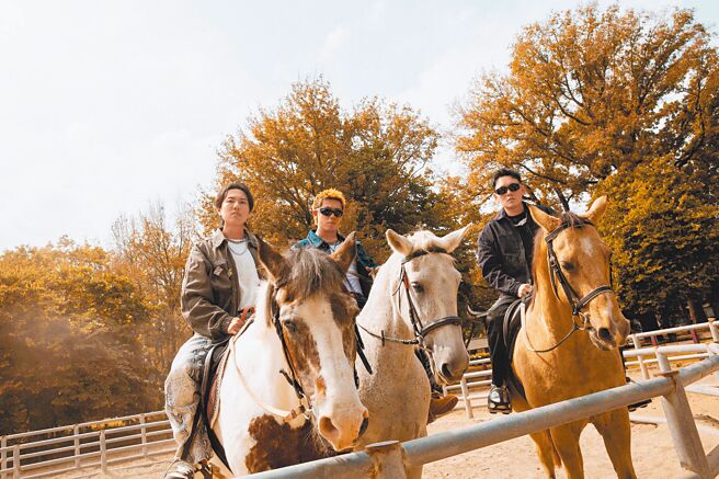 「玖壹壹」洋蔥（左起）、健志、春風近來推出新音樂作品。（混血兒娛樂提供）