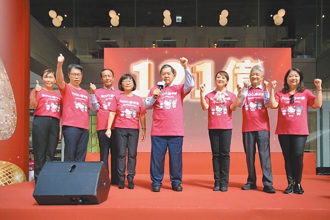 遠東SOGO 37周年慶7日登場，遠東集團董事長徐旭東（左5）、SOGO董事長黃晴雯（左6），日前率領經營團隊造勢。（SOGO提供）