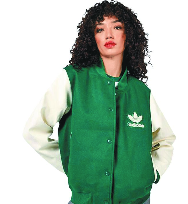 SOGO忠孝館adidas Originals學院風棒球外套，原價5290元、特價2599元，限量100件。（SOGO提供）