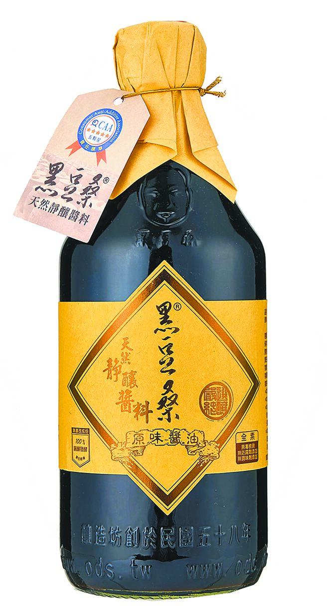 SOGO忠孝館箱購黑豆桑純釀原味醬油550ml×6瓶，原價每箱2520元、特價1260元，限量300箱。（SOGO提供）