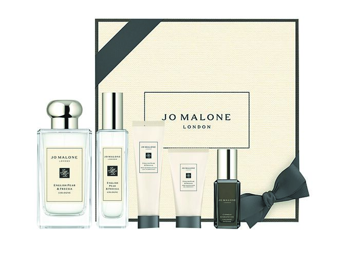SOGO復興館JO MALONE LONDON明星香氛糅香禮盒，優惠價8700元，限量20組，獨家加贈迷你蠟燭35g，限20份，加贈SOGO電子商品券800元，限量20份。（SOGO提供）