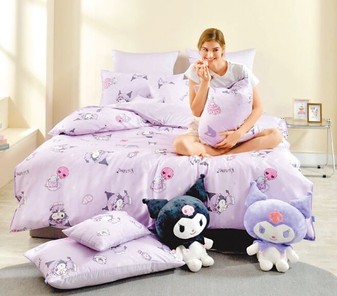SOGO復興館La Belle-Sanrio授權防蟎抗菌天絲兩用被床包組，特價4980元，加贈酷洛米玩偶。（SOGO提供）