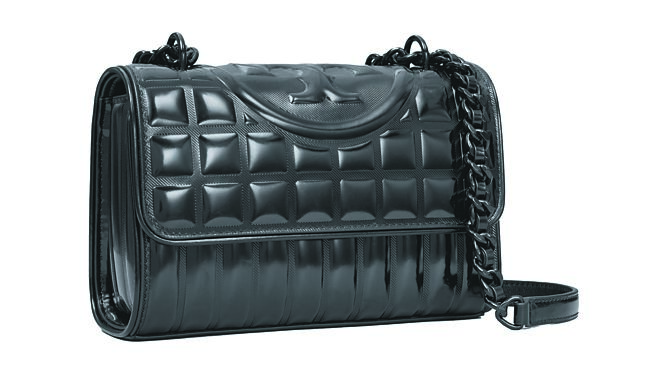 SOGO復興館Tory Burch Fleming漆面小號多種背法單肩包，2萬2900元。（SOGO提供）