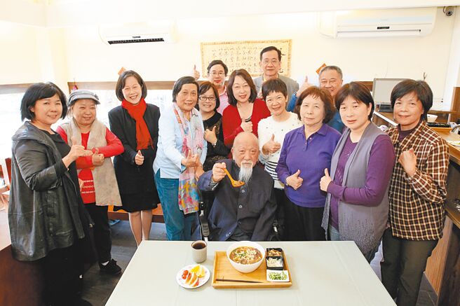 已故作家张拓芜（中）的牛肉麵是纪州庵作家私房菜的第一道菜，图为分享会现场。（纪州庵文学森林提供）