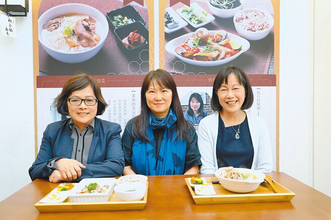 纪州庵是全臺唯一能吃到多道作家私房菜及甜点的餐馆，由馆长封德屏（左一）推动，获得眾多作家首肯、协助。图为作家廖玉蕙（右一）私房菜发表会现场，中为美食作家韩良忆。（纪州庵文学森林提供）