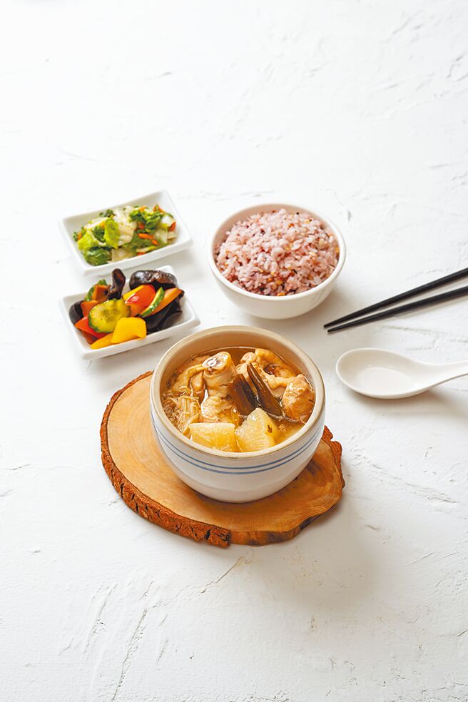 林立青 剥皮辣椒鸡汤。（纪州庵文学森林提供）