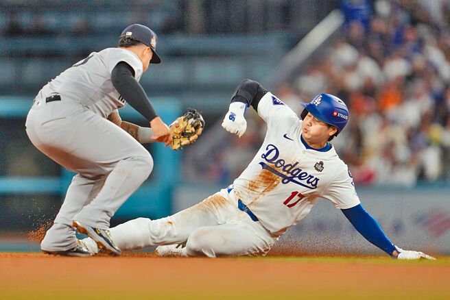 道奇大谷翔平（右）在世界大賽G2盜壘時弄傷左肩，最終於球季結束後開刀治療關節唇撕裂傷。（美聯社）