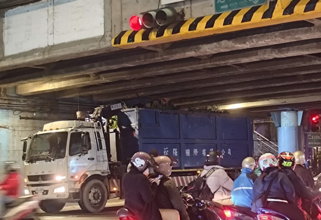 永和「福和橋」又被撞！撞壞未修好 清運貨車超高硬闖卡橋梁