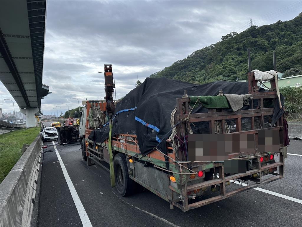 國道1號大貨車追撞3車！小貨車底盤起火 現場畫面曝