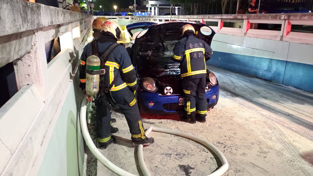 北投汽車火警！ 消防緊急搶救迅速撲滅無人傷