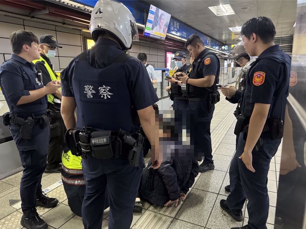 台北捷運驚魂！女子持刀闖新埔站 乘客驚慌逃竄