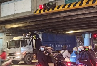 永和「福和桥」又被撞！撞坏未修好 清运货车超高硬闯卡桥梁