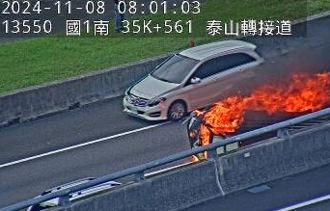 國1北向泰山段4車追撞！小貨車「翻覆起火」回堵5K