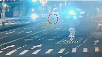 85歲老翁騎電動自行車闖紅燈 遭撞飛摔擋風玻璃